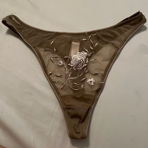 Victoria secret tan thong with pretty lace design, NWOT. I sell only on Poshmark - Picture 1 of 9